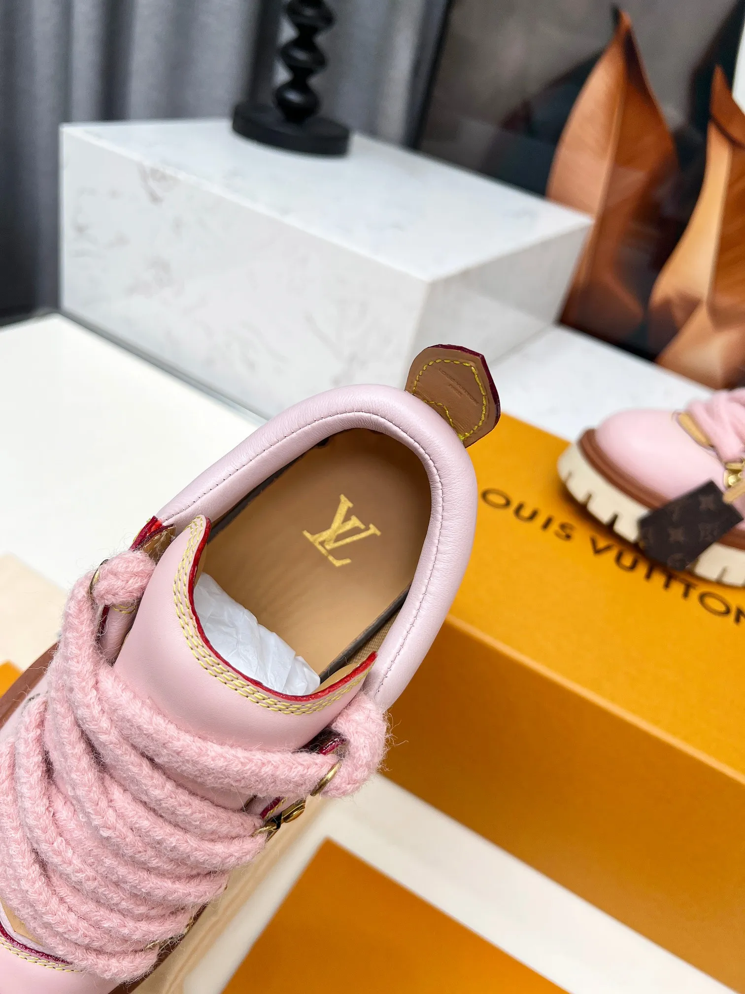 p660💰"Couple Style" LV Louis Vuitton's 2025 autumn and winter new style, developed one-to-one from the original version, retro fashionable, handsome and cool mountaineering derby shoes are now available.  Material: Imported first-layer cowhide Lining: Imported lambskin Outsole: Original molded TR non-slip outsole Sole height: 3.5cm Shoe size: Same style for men and women 35-45